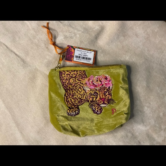 Powder Climbing Leopard Velvet Pouch - Picture 9 of 10